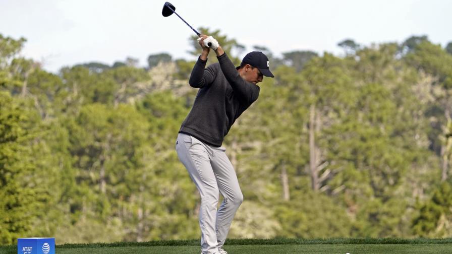 Spieth da otro paso y lidera en Pebble Beach