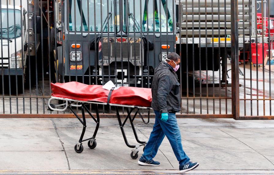 New York vive su día más mortífero mientras los hospitales de EEUU buscan camas