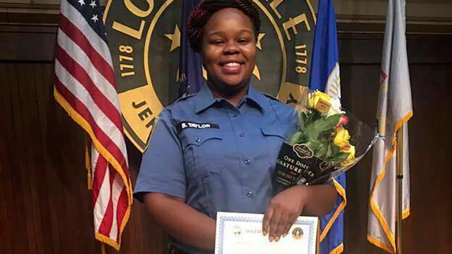 Louisville despide a dos policías en caso de Breonna Taylor