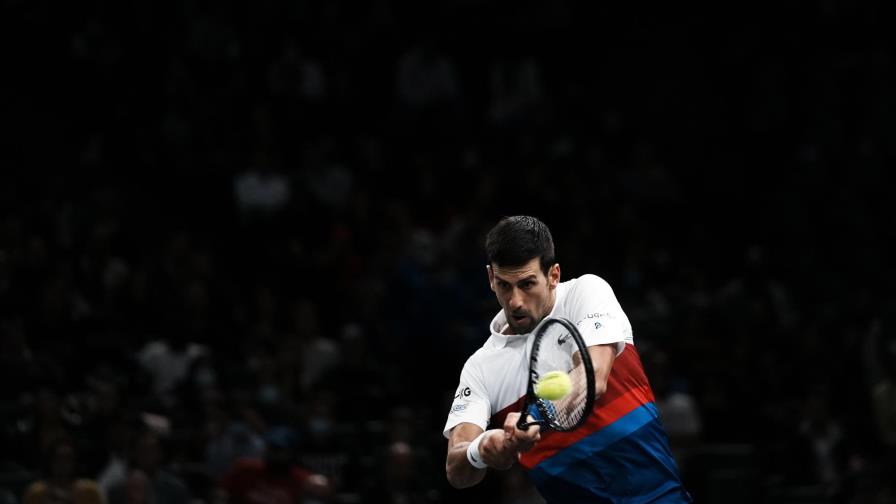 Djokovic avanza a cuartos en París tras retiro de Monfils