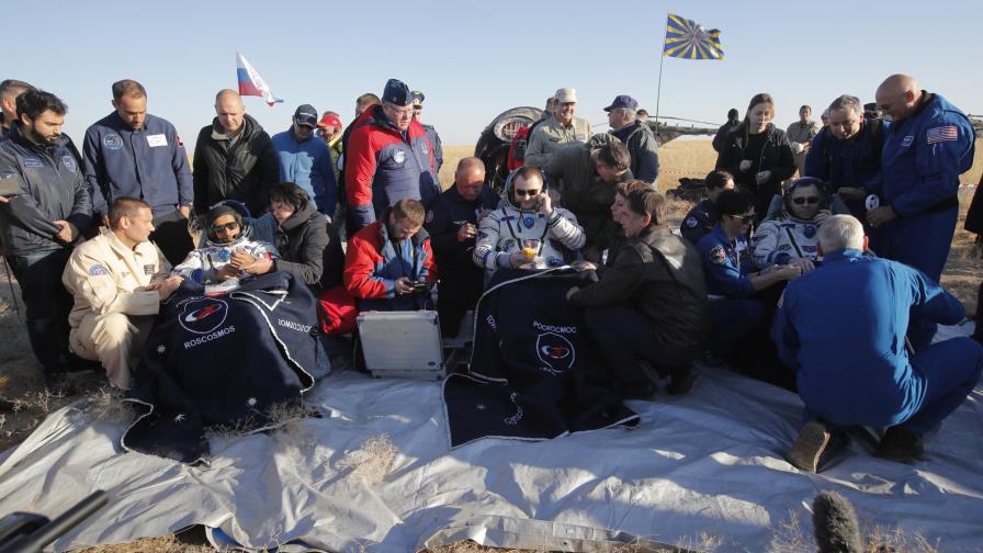 Tres astronautas regresan a Tierra de la estación espacial