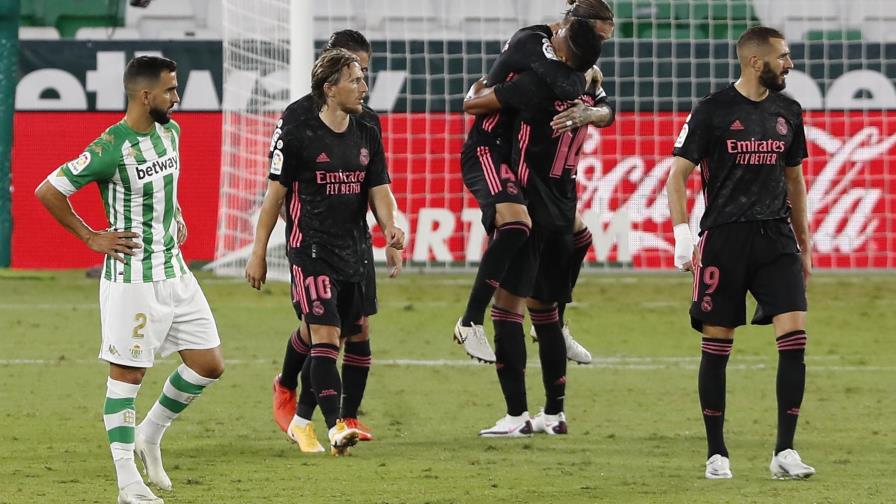 El Madrid remonta y vence al Betis con penal marcado por VAR