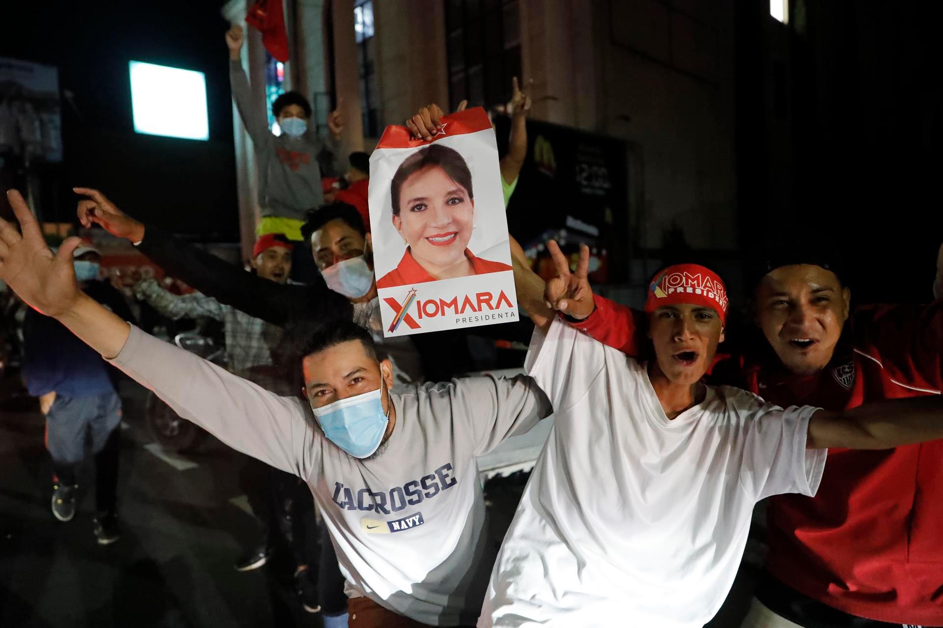 Simpatizantes de Xiomara Castro celebran los resultados parciales de las elecciones en Honduras.
