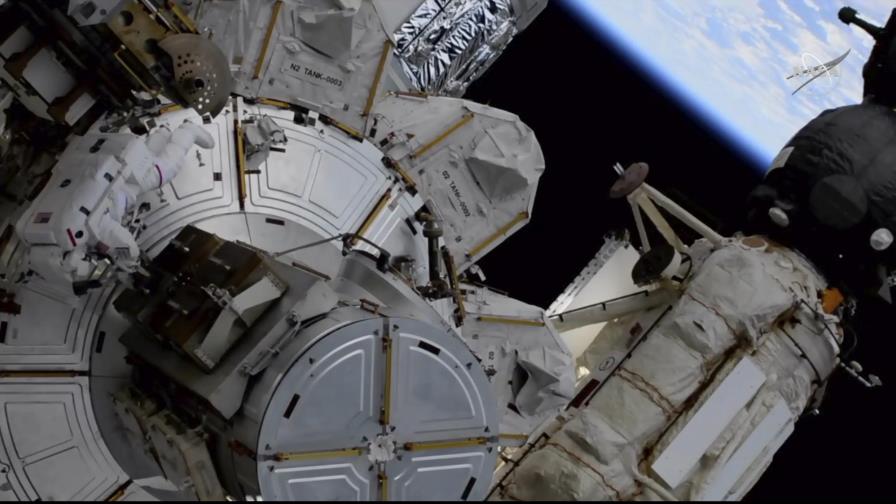 Astronautas trabajan en paneles solares en la EEI