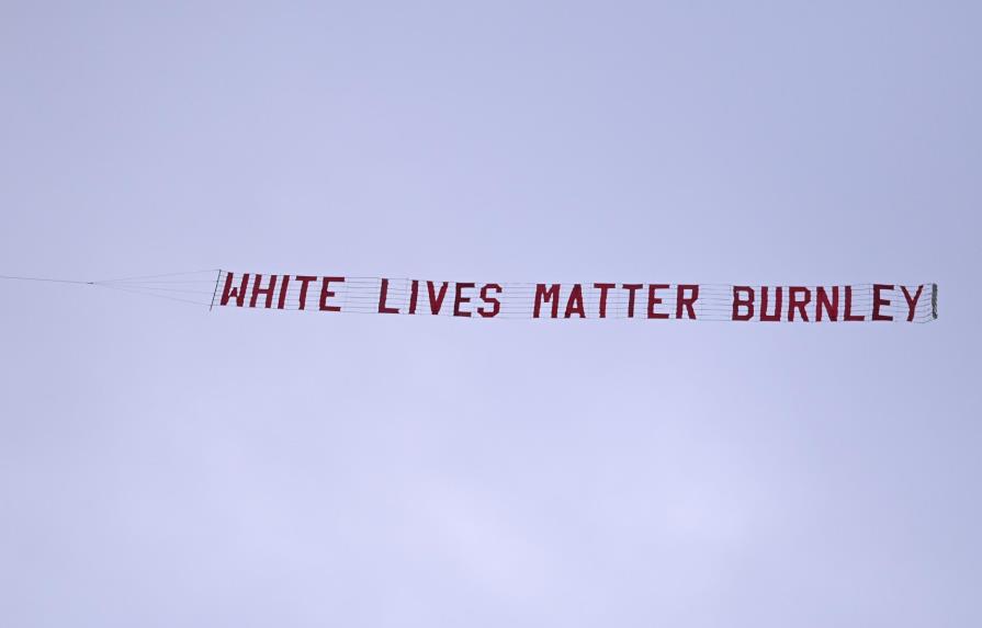 Burnley se disculpa por pancarta racista en Manchester