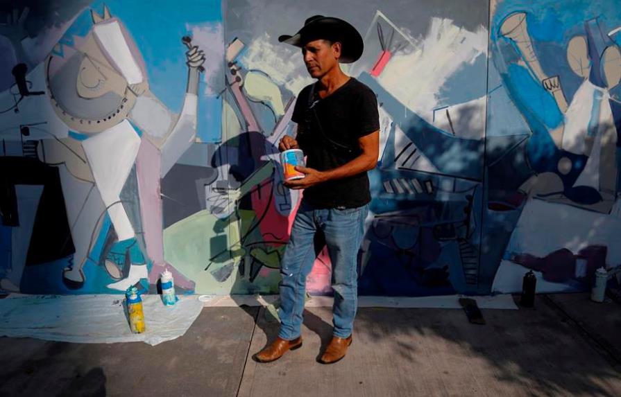 Fans mexicanos pintan un mural y dejan flores por salud de Vicente Fernández