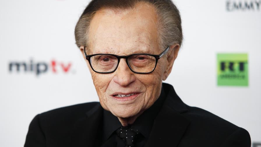 Larry King continúa hospitalizado con COVID
