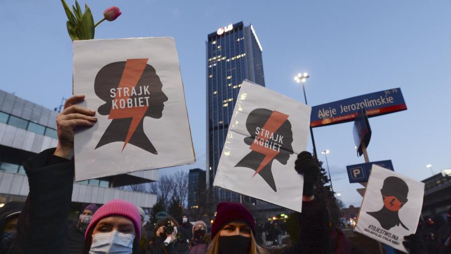En Día de la Mujer, protestan en Polonia por ley antiaborto