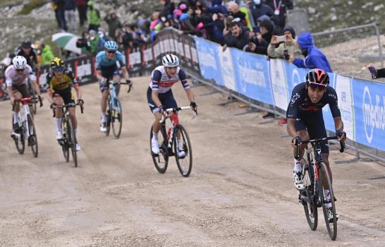 Bernal, 1ra victoria de etapa y maglia rosa en el Giro