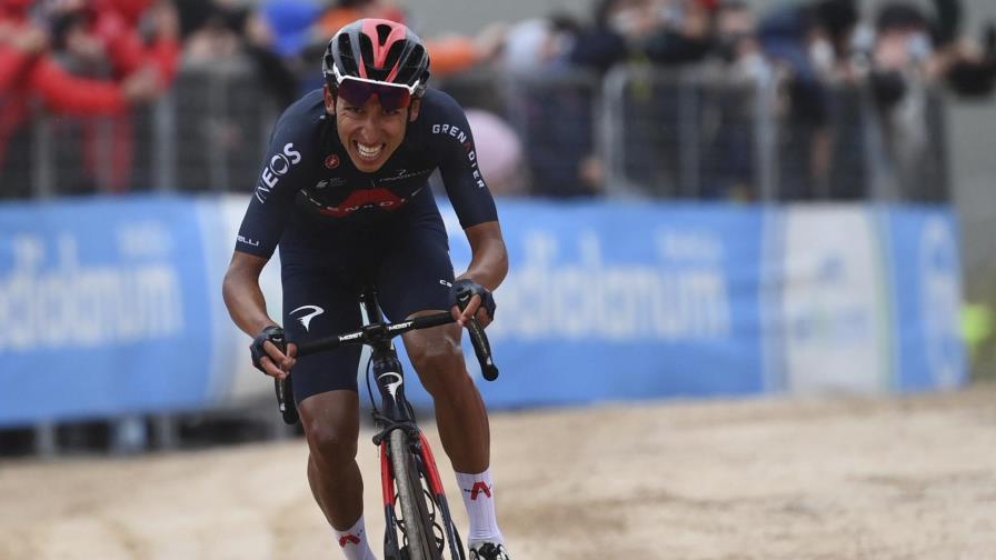 Vídeo | Bernal se lleva su primera victoria de etapa en el Giro y lidera