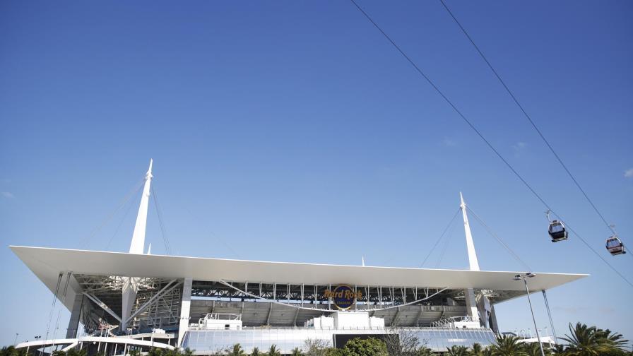 Miles de trabajadores preparan estadio para Super Bowl