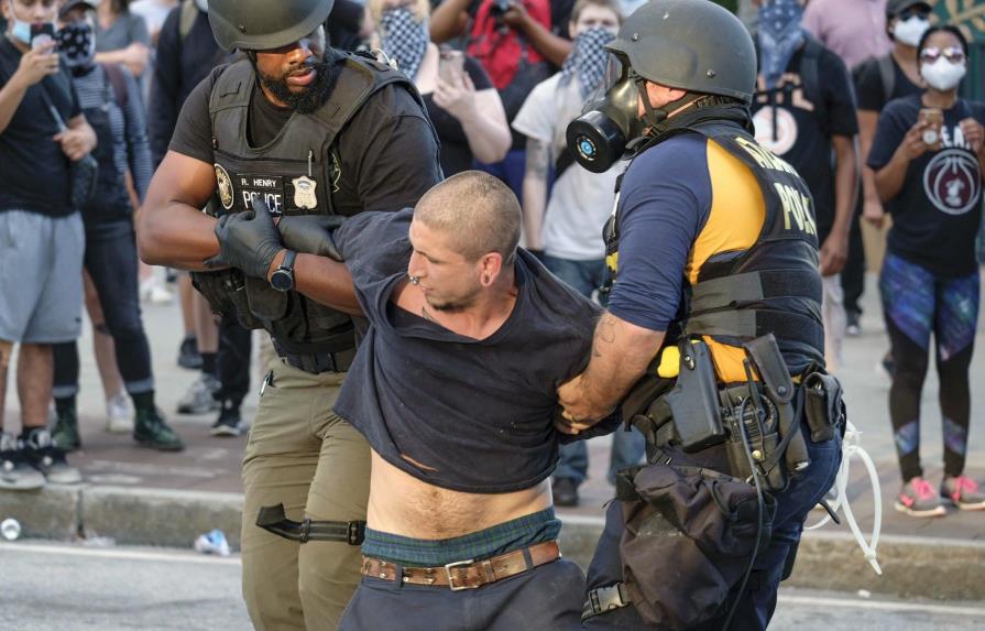 En Atlanta cancelan a 2 policías por uso excesivo de la fuerza durante arrestos de personas