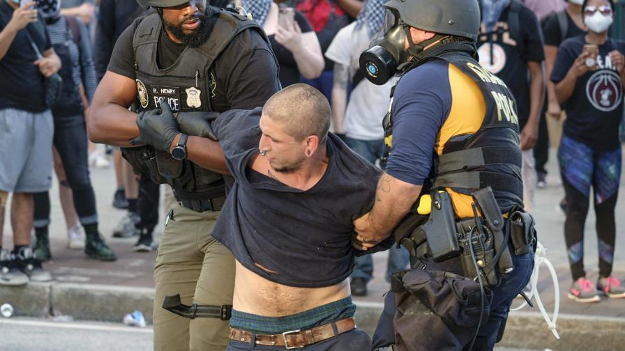 En Atlanta cancelan a 2 policías por uso excesivo de la fuerza durante arrestos de personas