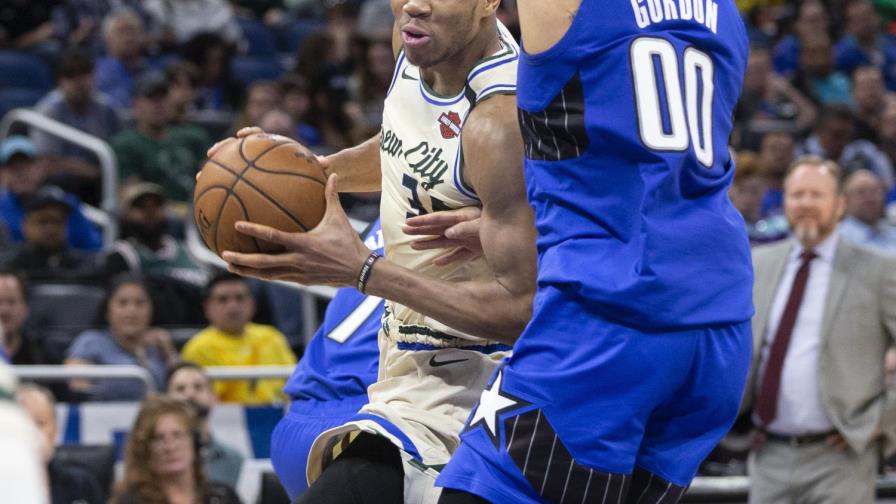 Giannis roza el triple-doble, Bucks derrotan al Magic