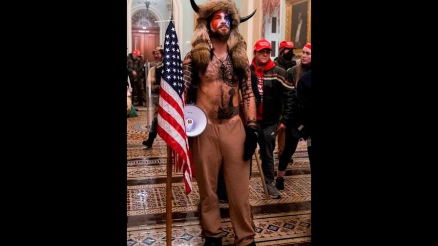 “Bisonte de QAnon”, condenado a 41 meses de cárcel por el asalto al Capitolio