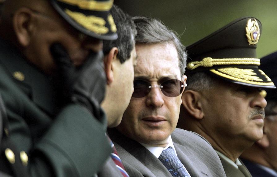 Uribe pudo tener vínculos con paramiliares, según documentos secretos de EEUU
