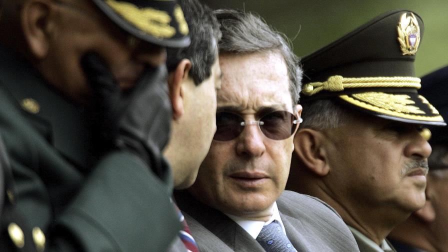 Uribe pudo tener vínculos con paramiliares, según documentos secretos de EEUU Uribe pudo tener vínculos con paramiliares, según documentos secretos de EEUU