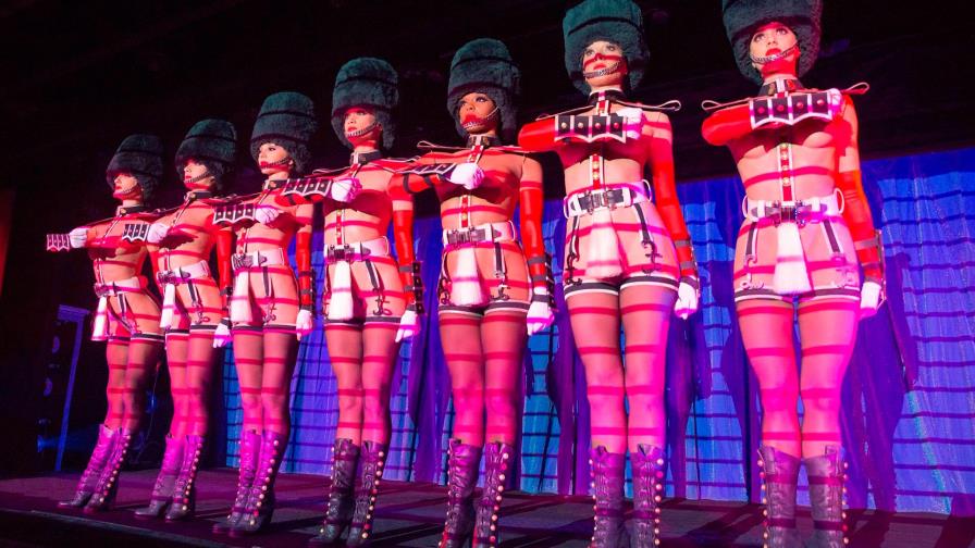 El cabaré parisino Crazy Horse cambia de rostro tras 18 meses de cierre