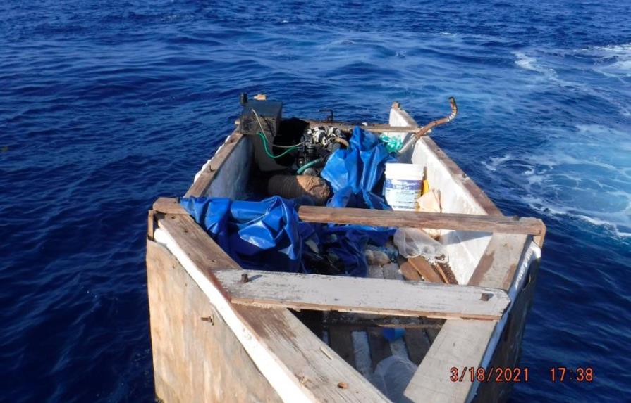EEUU repatría a 17 cubanos interceptados en embarcación precaria en los Cayos