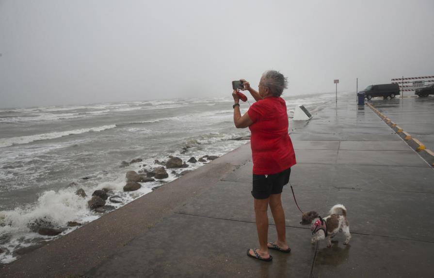 La tormenta tropical Nicholas se fortalece y amenaza a Texas