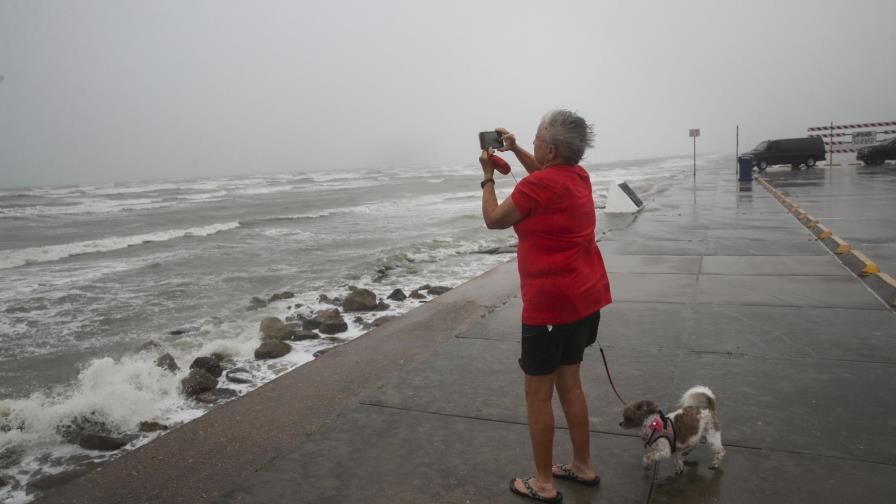 La tormenta tropical Nicholas se fortalece y amenaza a Texas