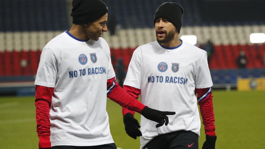 Jugadores y árbitros se hincan antes del PSG-Basaksehir