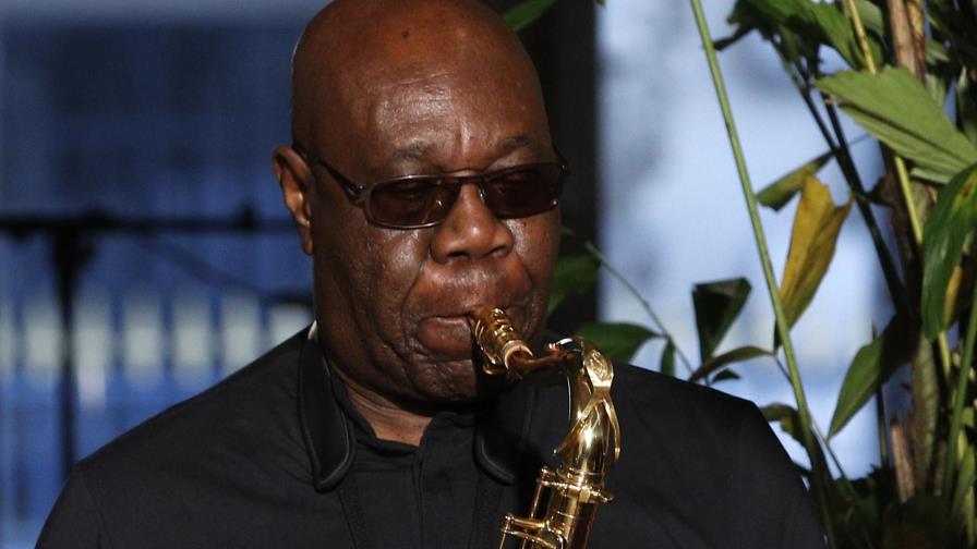Muere de coronavirus el saxofonista de jazz Manu Dibango Muere de coronavirus el saxofonista de jazz Manu Dibango