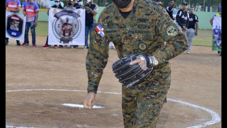 Oficiales académicos de las FFAA y la PN inician torneo softbol