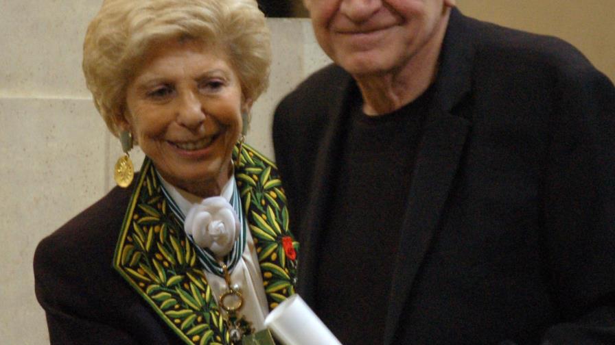 Devuelven nacionalidad checa a autor Milan Kundera