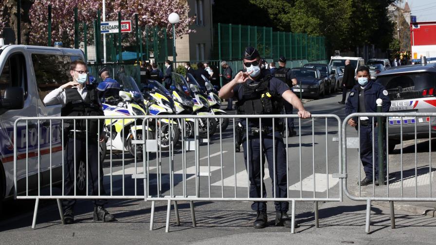 Mujer policía francesa muere apuñalada en afueras de París