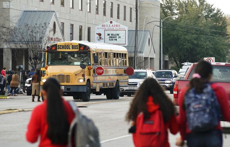 Matan a disparos a estudiante en escuela de Texas
