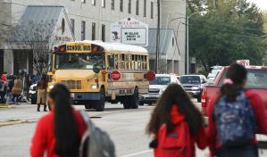 Matan a disparos a estudiante en escuela de Texas