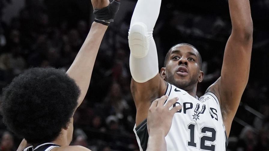 Mills y los Spurs arruinan gran noche de Dinwiddie