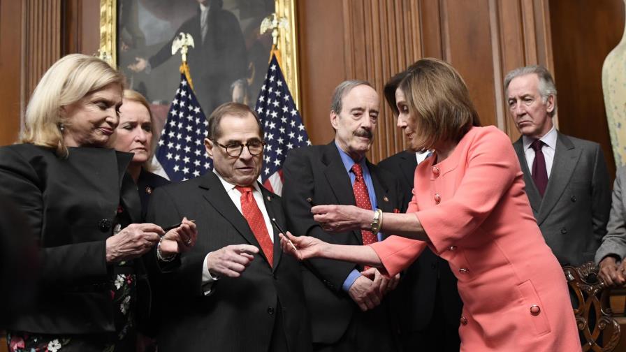 Pelosi da bolígrafos que usó en artículos de juicio político