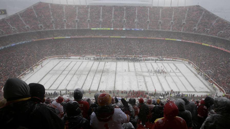 Chiefs le pasan encima a Broncos bajo nevada