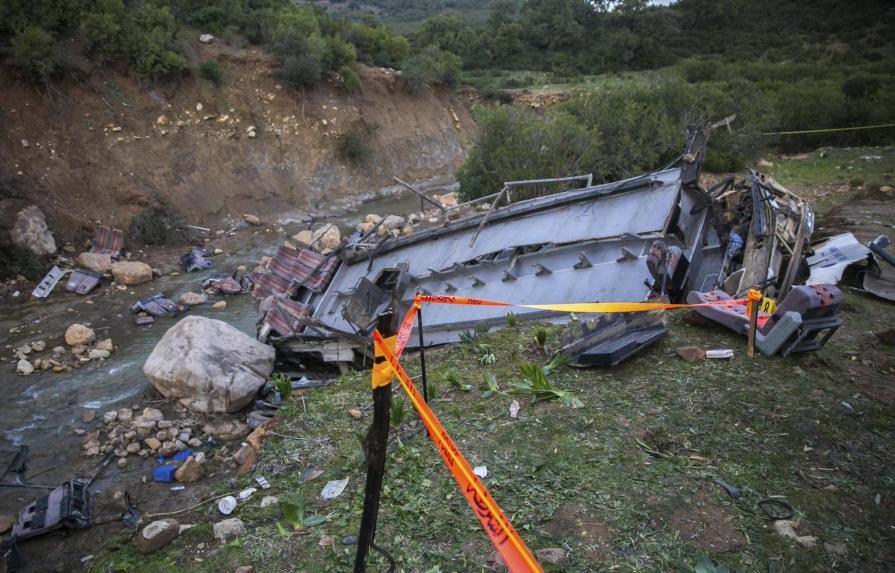 Mueren 22 personas al caer autobús por una colina en Túnez