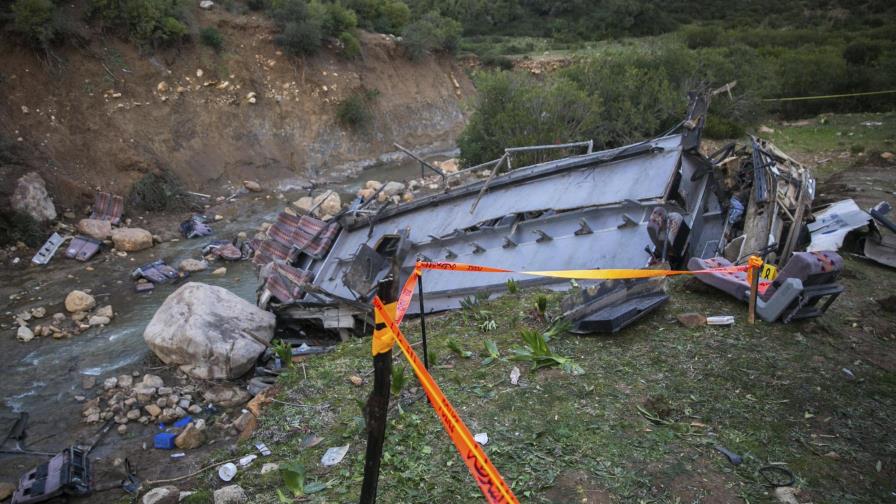 Mueren 22 personas al caer autobús por una colina en Túnez