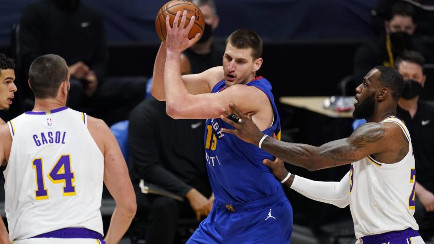 Jokic lidera la victoria 122-105 de Nuggets ante Lakers