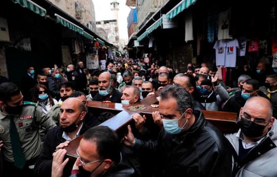 Un viacrucis concurrido conmueve a una Jerusalén apagada por la pandemia Un viacrucis concurrido conmueve a una Jerusalén apagada por la pandemia