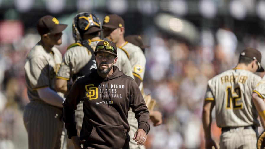 Padres despiden al piloto Tingler tras desplome en 2da mitad