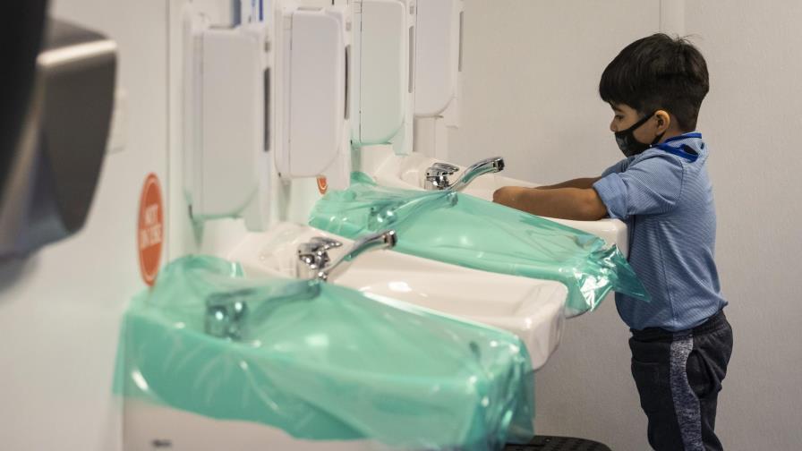 Sindicato de maestros aprueba reabrir secundarias en Chicago