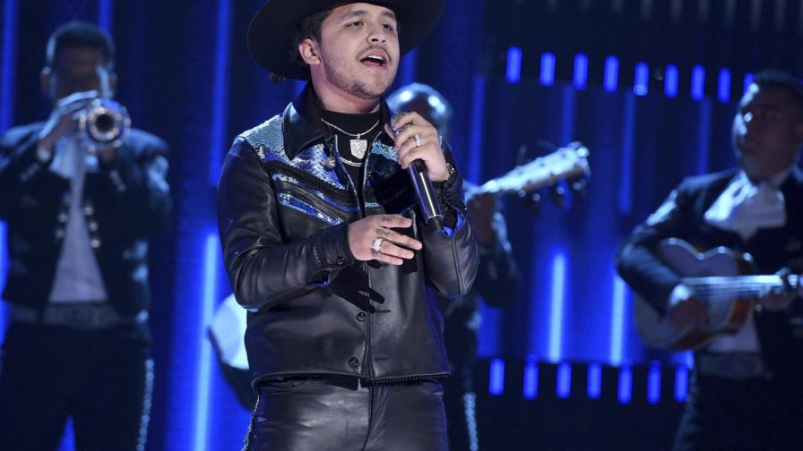 Nodal completa el grito de “Ayayay!” con 6 nuevas canciones