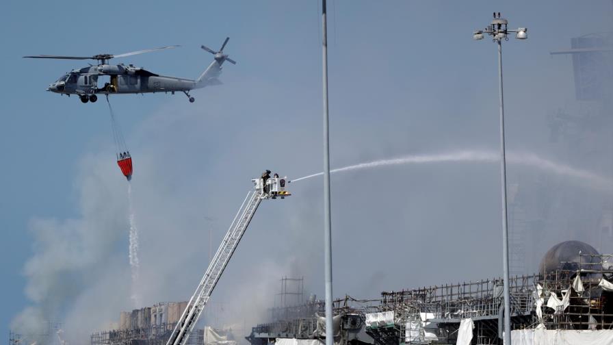 Se cumplen tres días y sigue incendio en buque en EEUU