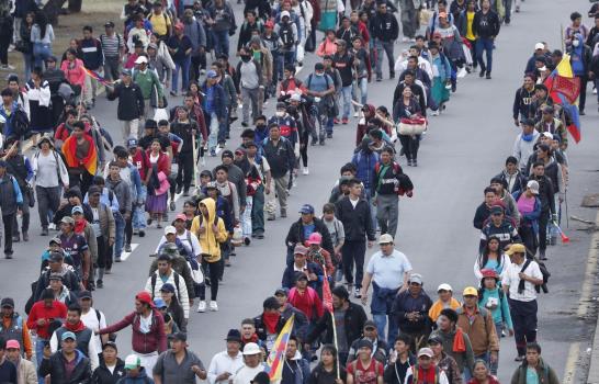 Recrudecen protestas indígenas en Ecuador; gobierno se muda