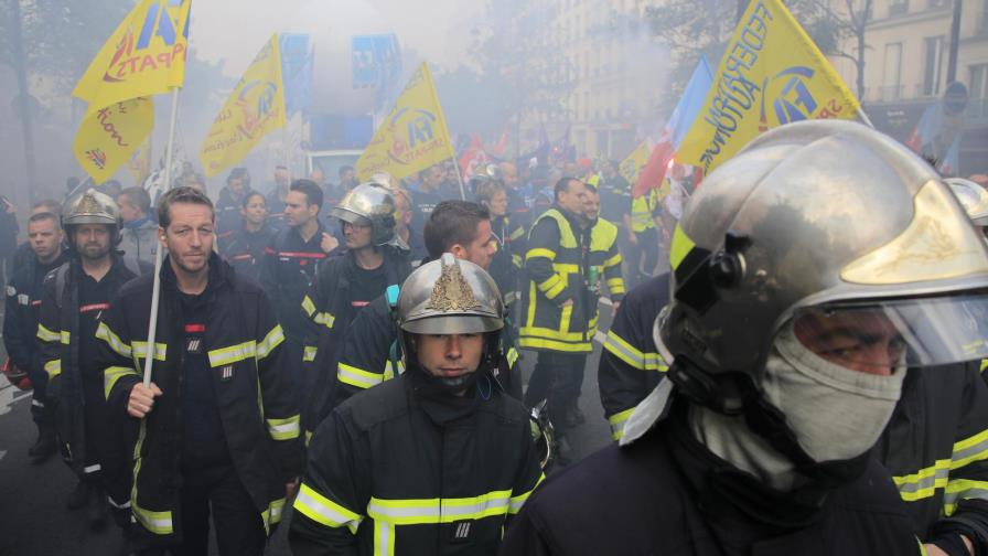 Bomberos franceses protestan en París