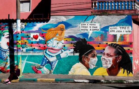 Artista pone mascarillas a grafitis para alertar del COVID-19 en Brasil