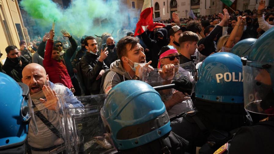 Dueños de restaurantes enfrentan a la policía en Roma