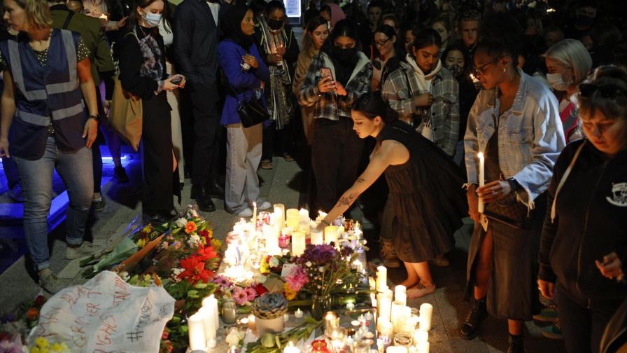 Cientos asisten a vigilia por maestra asesinada en Londres