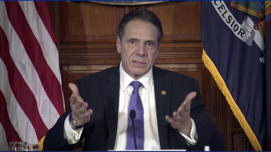 Gobernador de NY pide disculpa por denuncias; no deja cargo