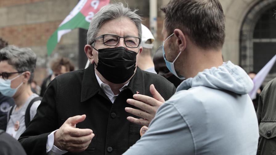 Arrojan harina al rostro de líder izquierdista francés Arrojan harina al rostro de líder izquierdista francés